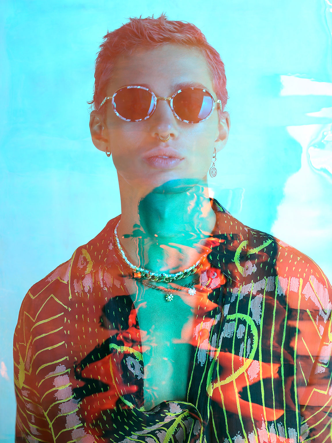 Las Iguanas in Kingdom: Round Oval Frame Gold Metal Sunglasses