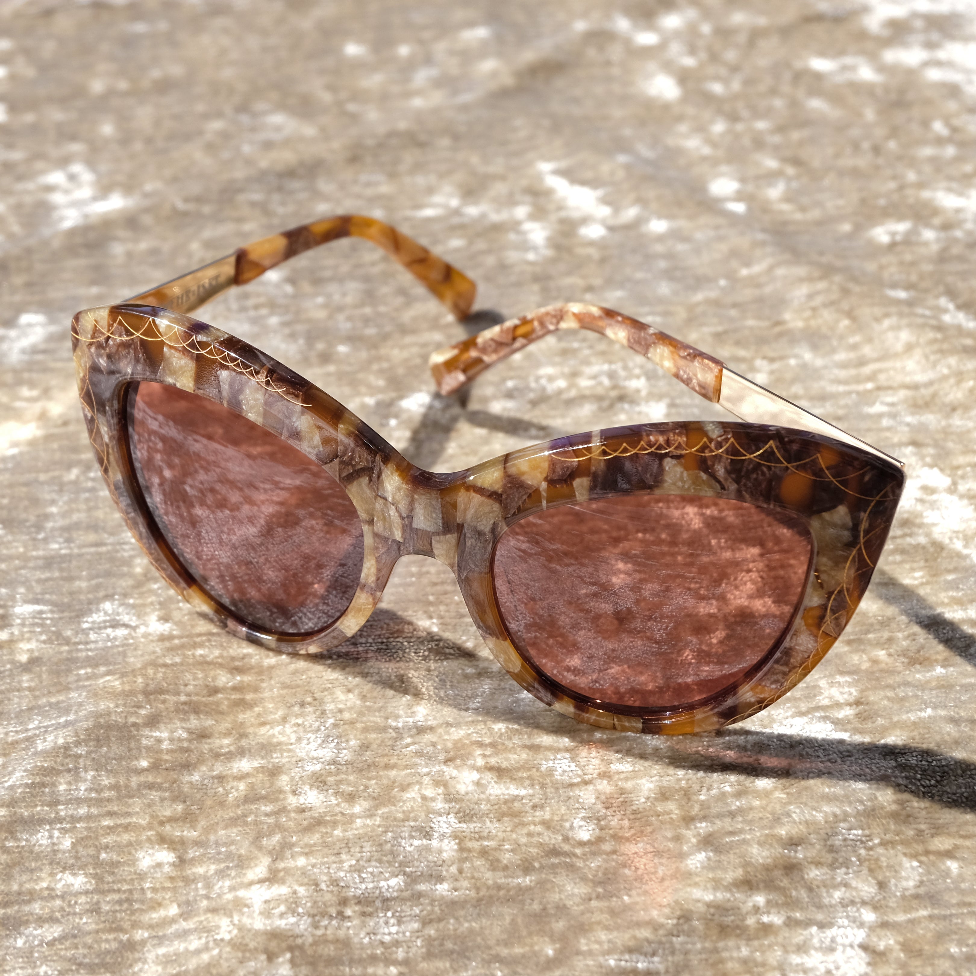 OVERSIZED MULTI BROWN COLOR CAT EYE SUNGLASSES, GOLD METAL DETAILS. BROWN LENS. ART DECO DESIGN, LIMITED EDITION. DESIGNER EYEWEAR, LUXURY SUNGLASSES. CELEBRITY SUNGLASSES. FEMALE ENTREPRENEUR. plus size fashion