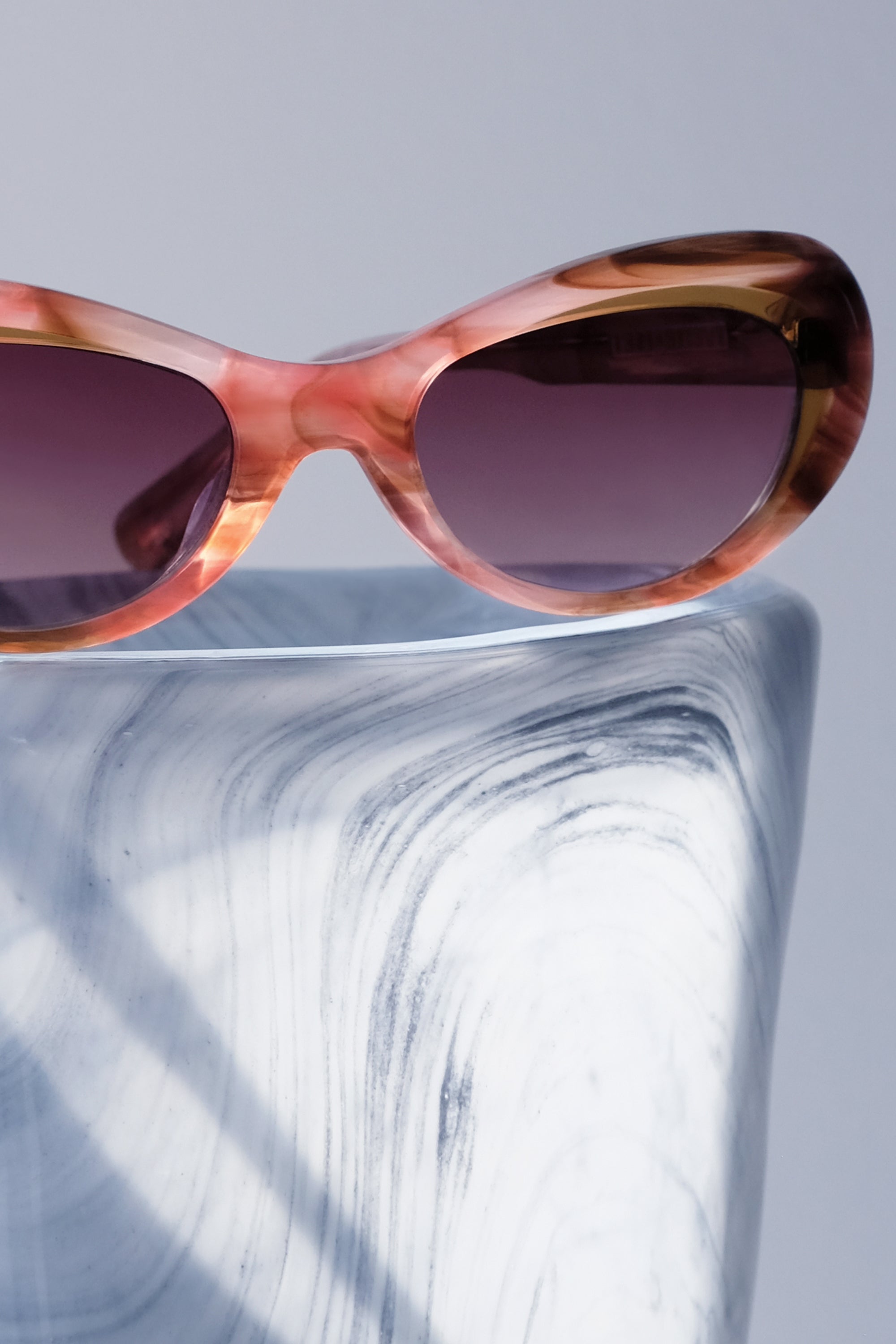 PINK AND CARAMEL BROWN ACCENTS CLASSIC CAT EYE SUNGLASSES, ROSE GOLD METAL DETAILS. MAROON LENS. ART DECO DESIGN, LIMITED EDITION. DESIGNER EYEWEAR, LUXURY SUNGLASSES. CELEBRITY SUNGLASSES. FEMALE ENTREPRENEUR.