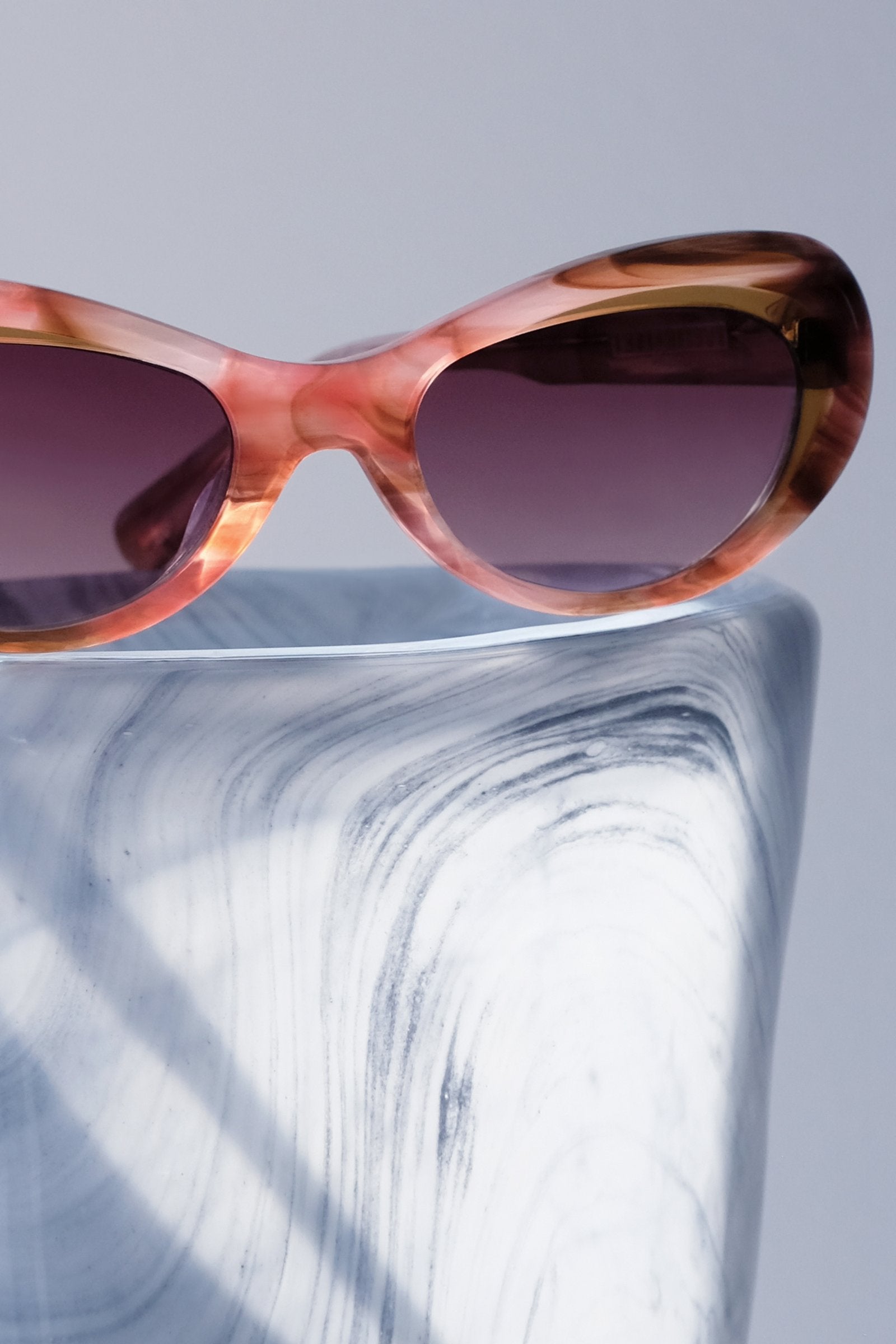 PINK AND CARAMEL BROWN ACCENTS CLASSIC CAT EYE SUNGLASSES, ROSE GOLD METAL DETAILS. MAROON LENS. ART DECO DESIGN, LIMITED EDITION. DESIGNER EYEWEAR, LUXURY SUNGLASSES. CELEBRITY SUNGLASSES. FEMALE ENTREPRENEUR